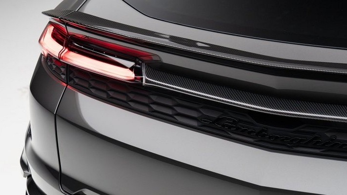 Photo of Novitec Carbon Rear Middle Cover for the Lamborghini Urus SE - Image 1