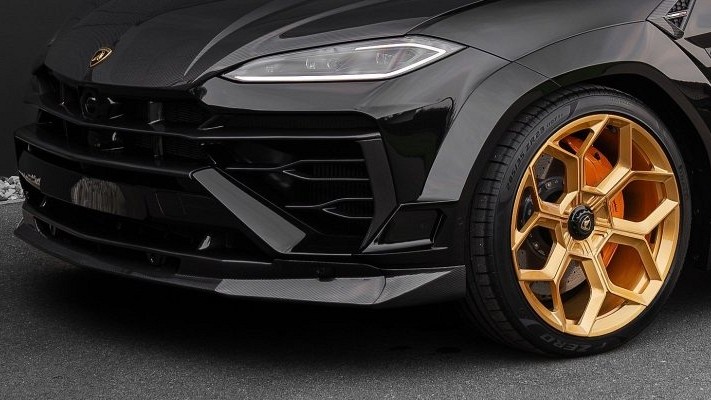 Photo of Novitec Carbon Front Attachment for the Lamborghini Urus SE - Image 1