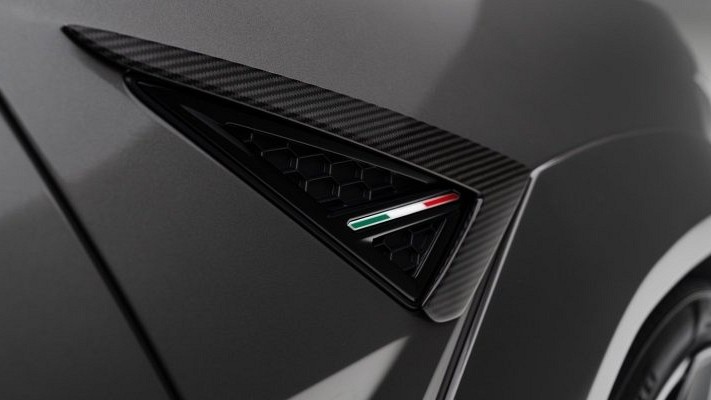 Photo of Novitec Carbon Front Fender Attachments for the Lamborghini Urus SE - Image 1
